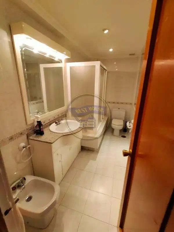 Bathroom of Flat for rent in Vigo   with Heating, Parquet flooring and Terrace