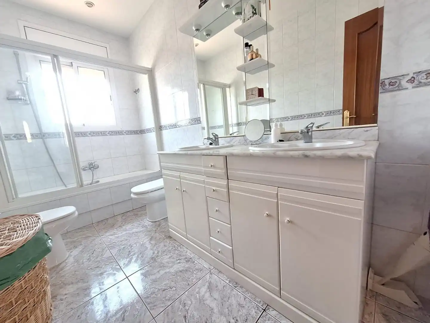 Badezimmer von Country house zum Verkauf in Santa Eulàlia de Ronçana mit Klimaanlage, Privatgarten und Terrasse
