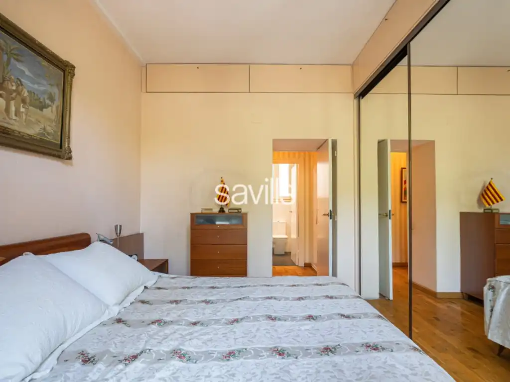 Dormitori de Apartament en venda en Barcelona amb Aire condicionat, Terrassa i Balcó