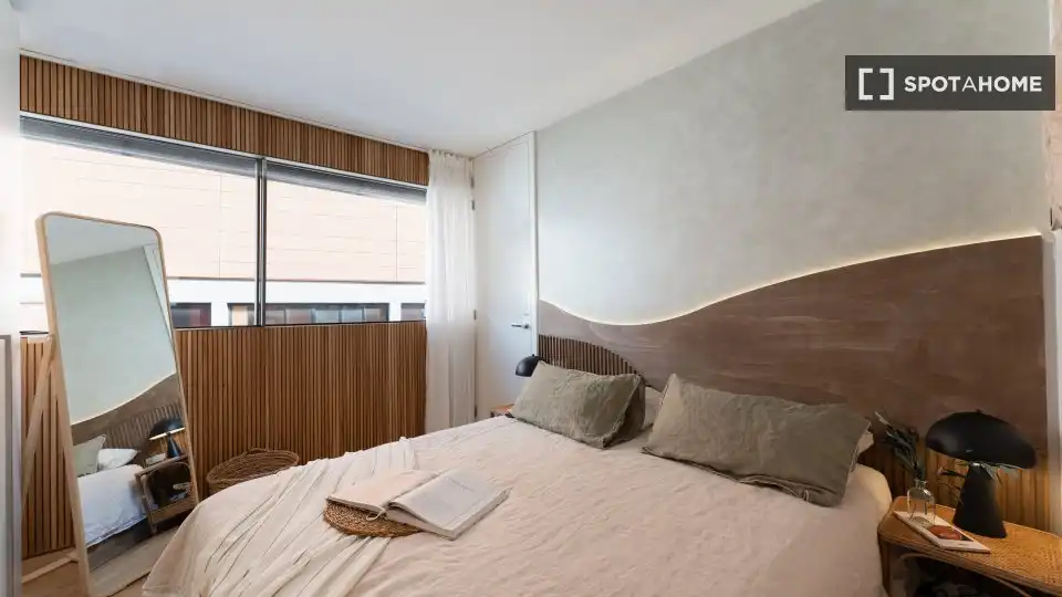 Dormitori de Apartament per a compartir en Madrid amb Aire condicionat, Terrassa i Moblat