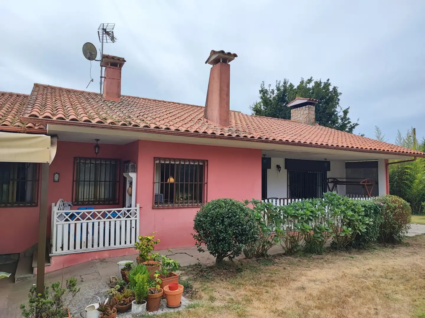 Vista exterior de Casa o xalet en venda en Nigrán amb Jardí privat, Terrassa i Moblat