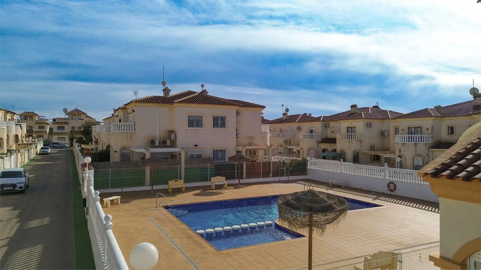 Adossat amb piscina en venda a Calle gotzone mora, imagen 7