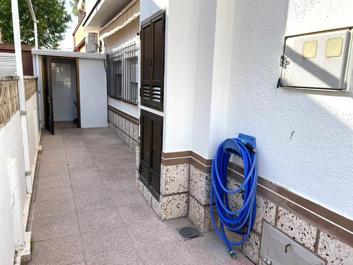 Vista exterior de Casa o xalet en venda en Rota amb Jardí privat, Traster i Alarma