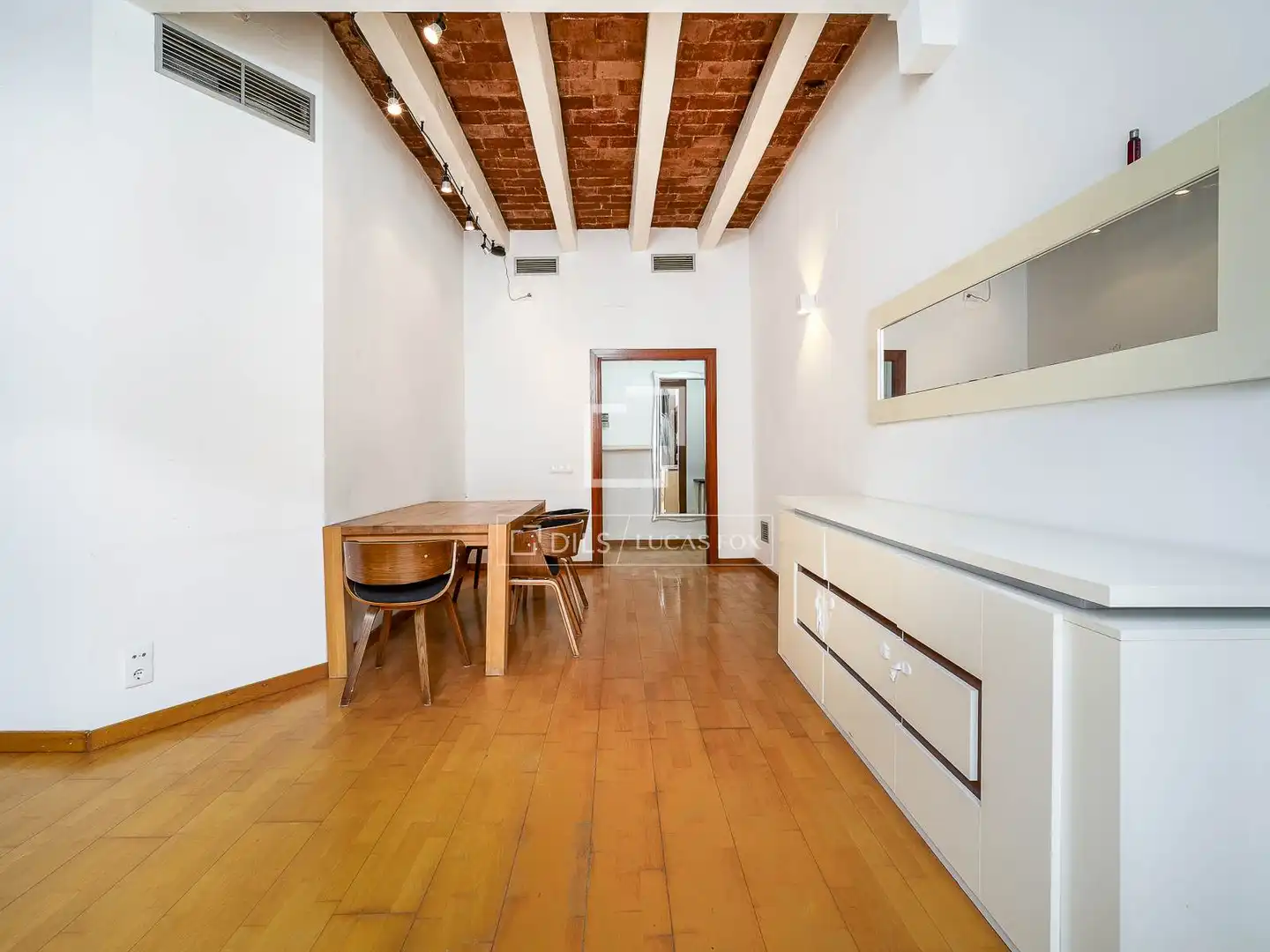 Wohnung zum Verkauf in Barcelona mit Klimaanlage und Heizung