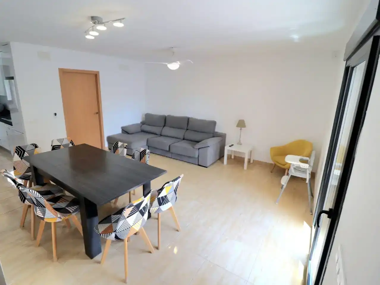 Sala d'estar de Casa adosada en venda en Mont-roig del Camp amb Aire condicionat i Piscina