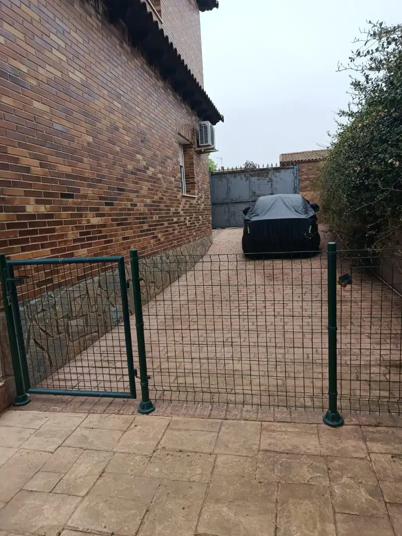 Aparcament de Casa o xalet en venda en Chiloeches amb Aire condicionat, Calefacció i Jardí privat
