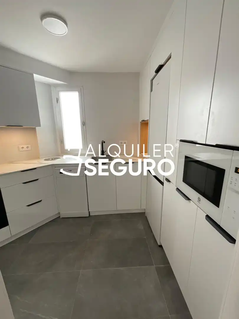 Cuina de Pis de lloguer en Sevilla amb Aire condicionat i Terrassa