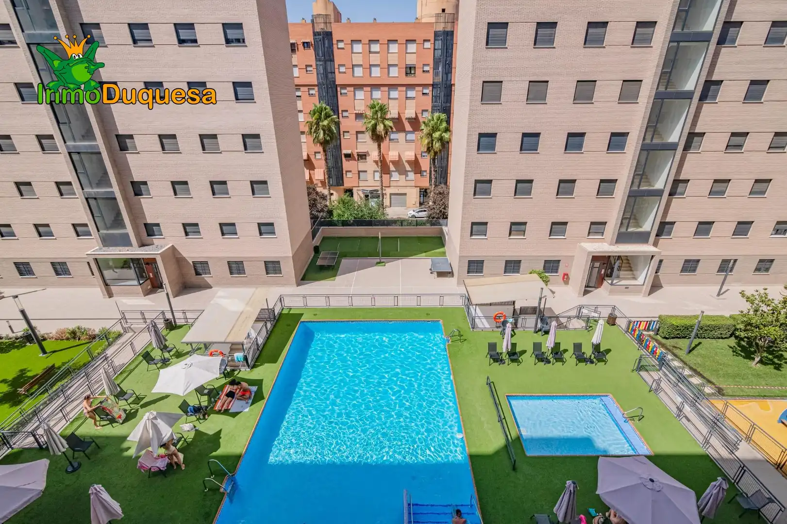 Piscina de Piso en venta en Granada con Aire acondicionado, Calefacción y Jardín privado