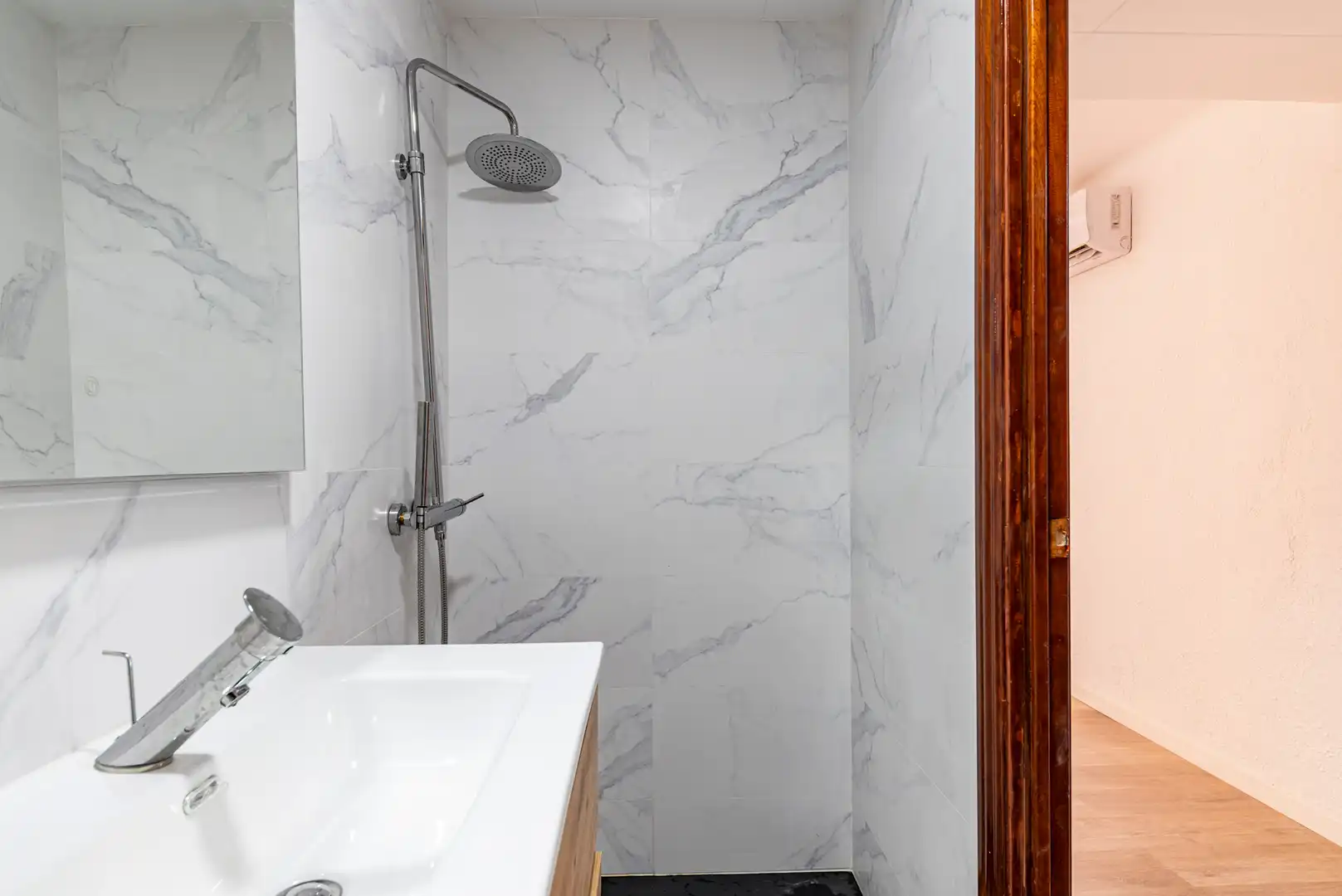 Bathroom of Flat for sale in Badalona  with Air Conditioner, Heating and Parquet flooring