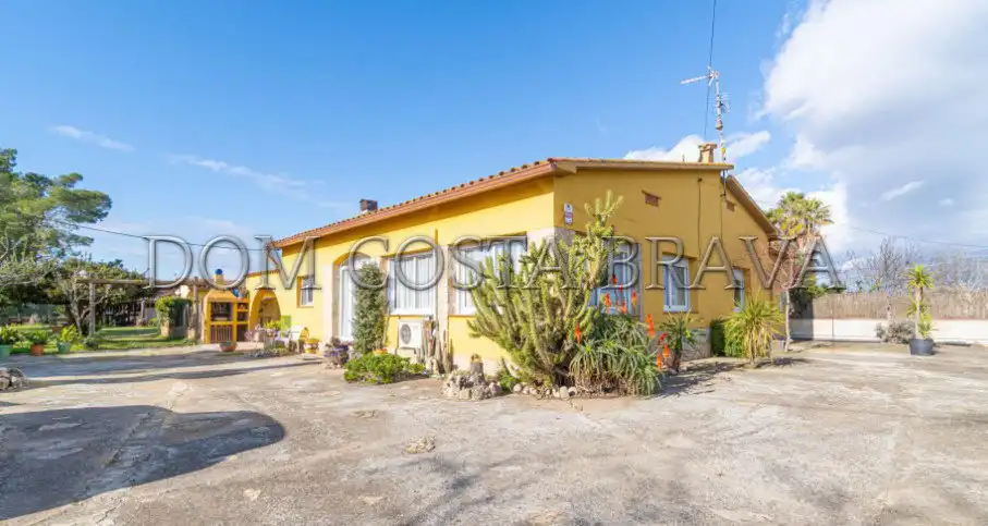 Vista exterior de Casa o xalet en venda en Viladamat amb Aire condicionat, Calefacció i Moblat
