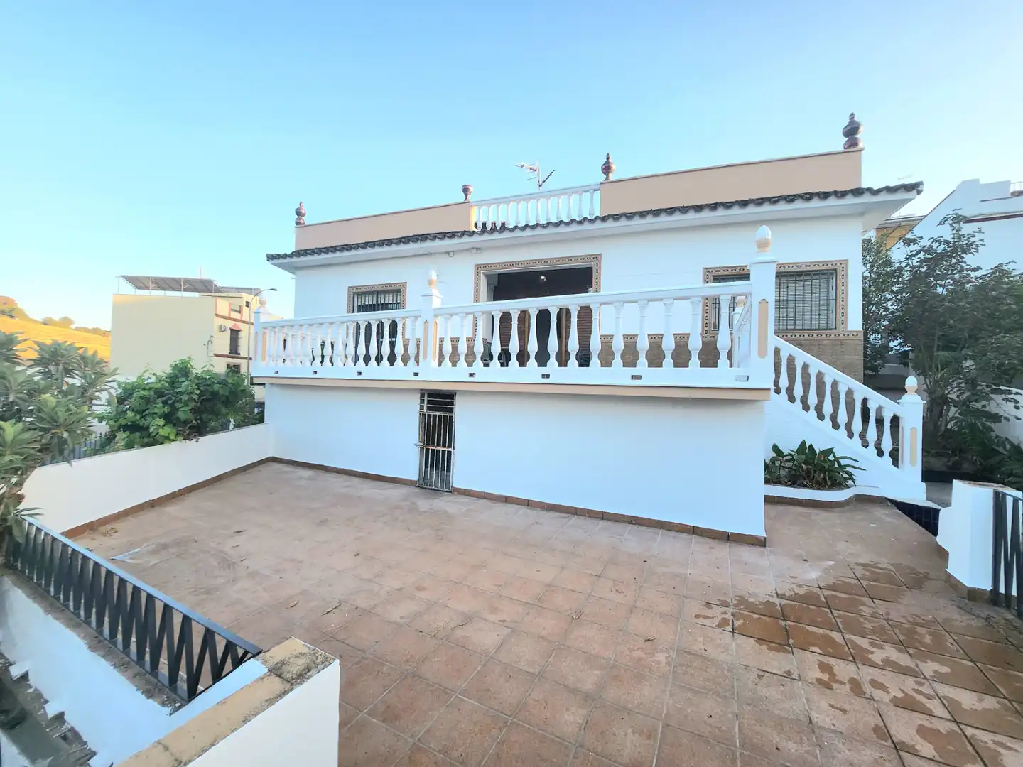 Außenansicht von Haus oder Chalet zum Verkauf in Alcalá de Guadaira mit Privatgarten, Terrasse und Abstellraum