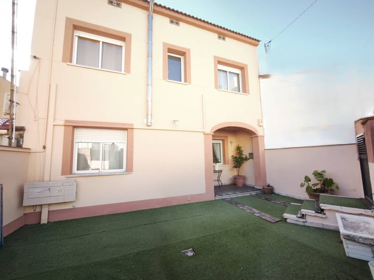 Exterior view of House or chalet for sale in Santa Coloma de Gramenet  with Air Conditioner, Private garden and Parquet flooring