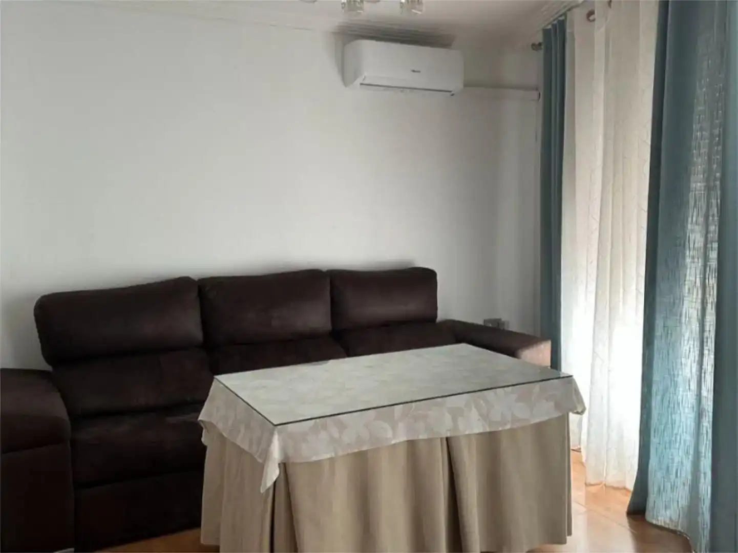 Sala d'estar de Casa adosada en venda en Fuensanta de Martos amb Aire condicionat i Balcó