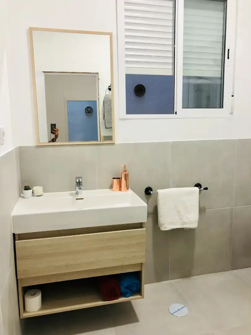 Baño de Piso para compartir en Casco Antiguo