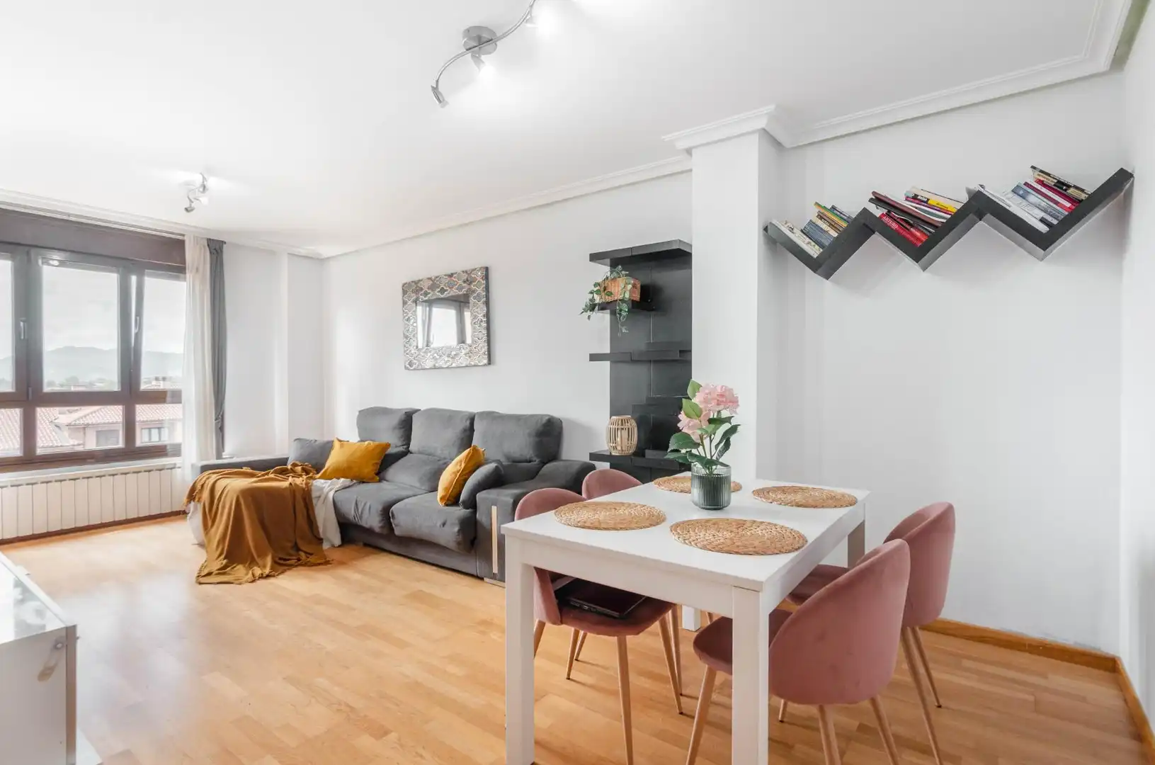 Sala de estar de Piso en venta en Llanera con Calefacción, Trastero y Amueblado