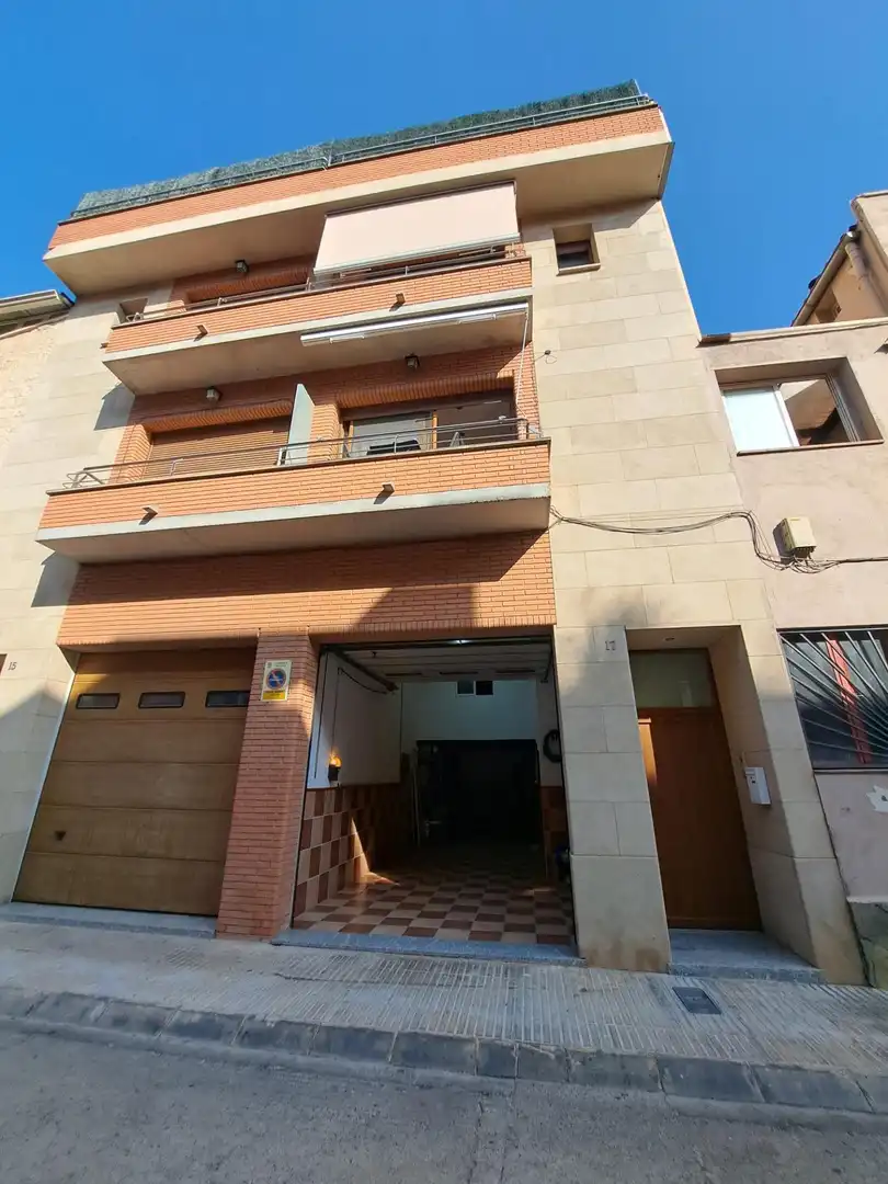 Vista exterior de Casa adosada en venda en Mollerussa amb Calefacció, Parquet i Terrassa