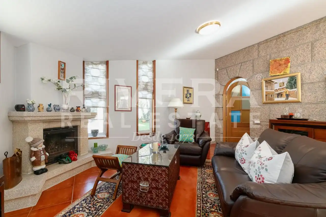 Sala de estar de Casa o chalet en venta en Cangas  con Calefacción, Jardín privado y Amueblado
