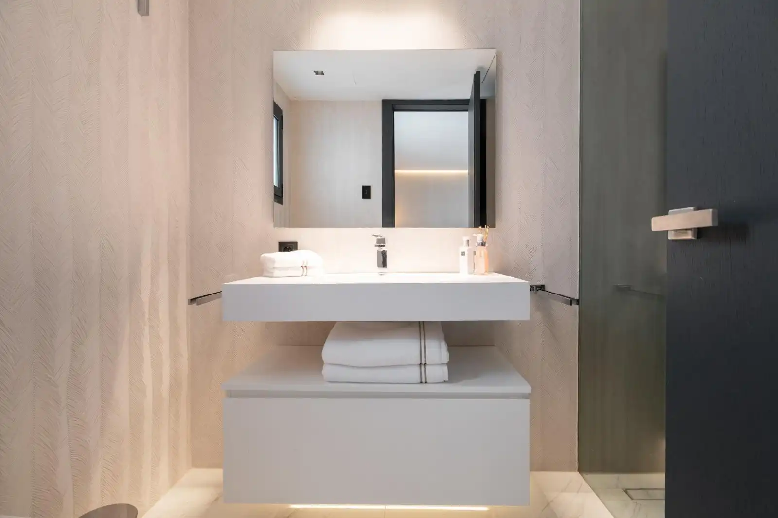 Bathroom of Flat for sale in Marbella  with Air Conditioner, Terrace and Oven