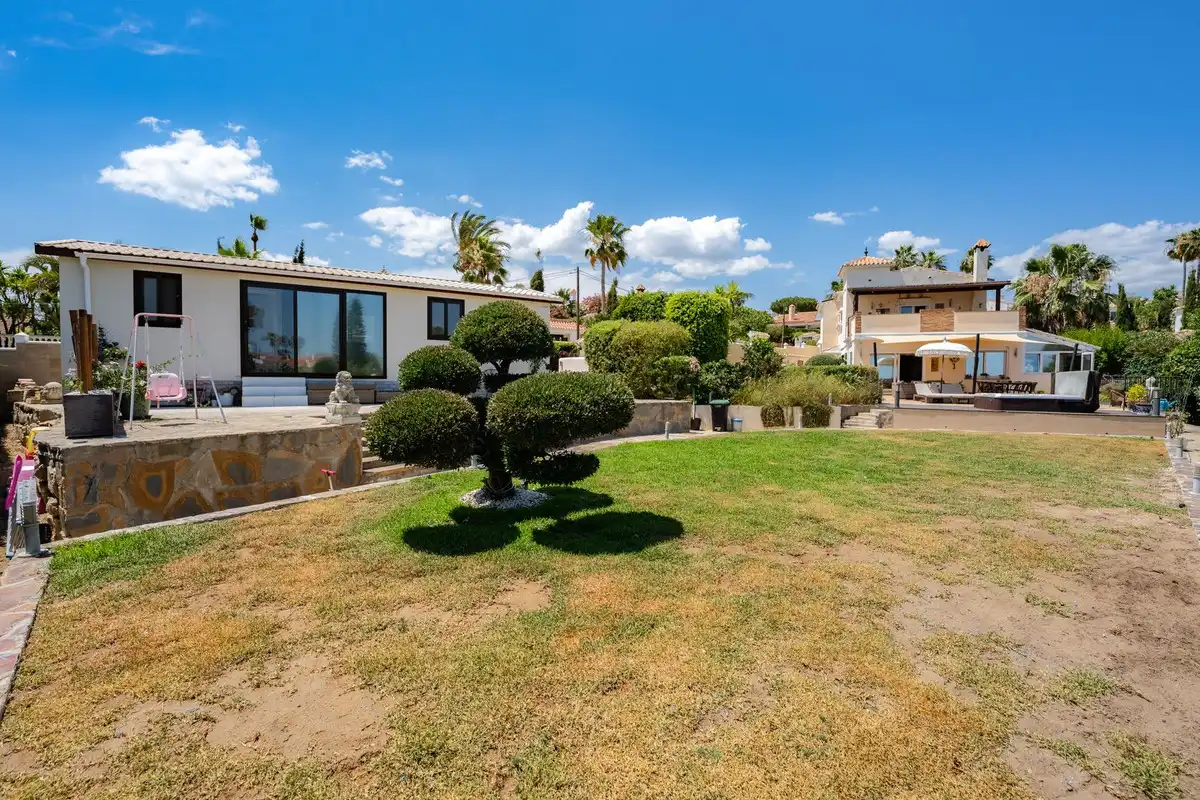 Vista exterior de Casa o xalet en venda en Estepona amb Aire condicionat, Jardí privat i Terrassa