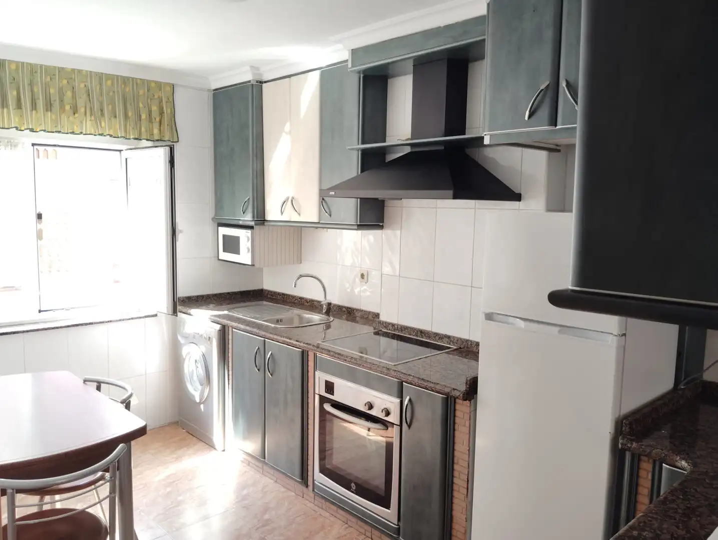 Kitchen of Flat for rent in Oviedo   with Heating, Furnished and Oven