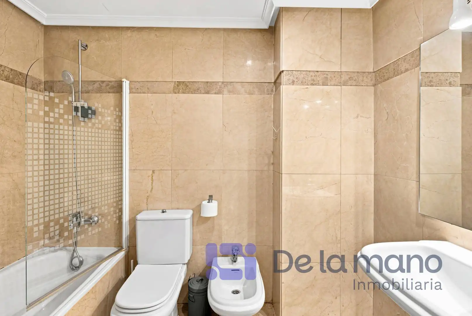 Baño de Piso de alquiler en Madrid con Calefacción y Parquet