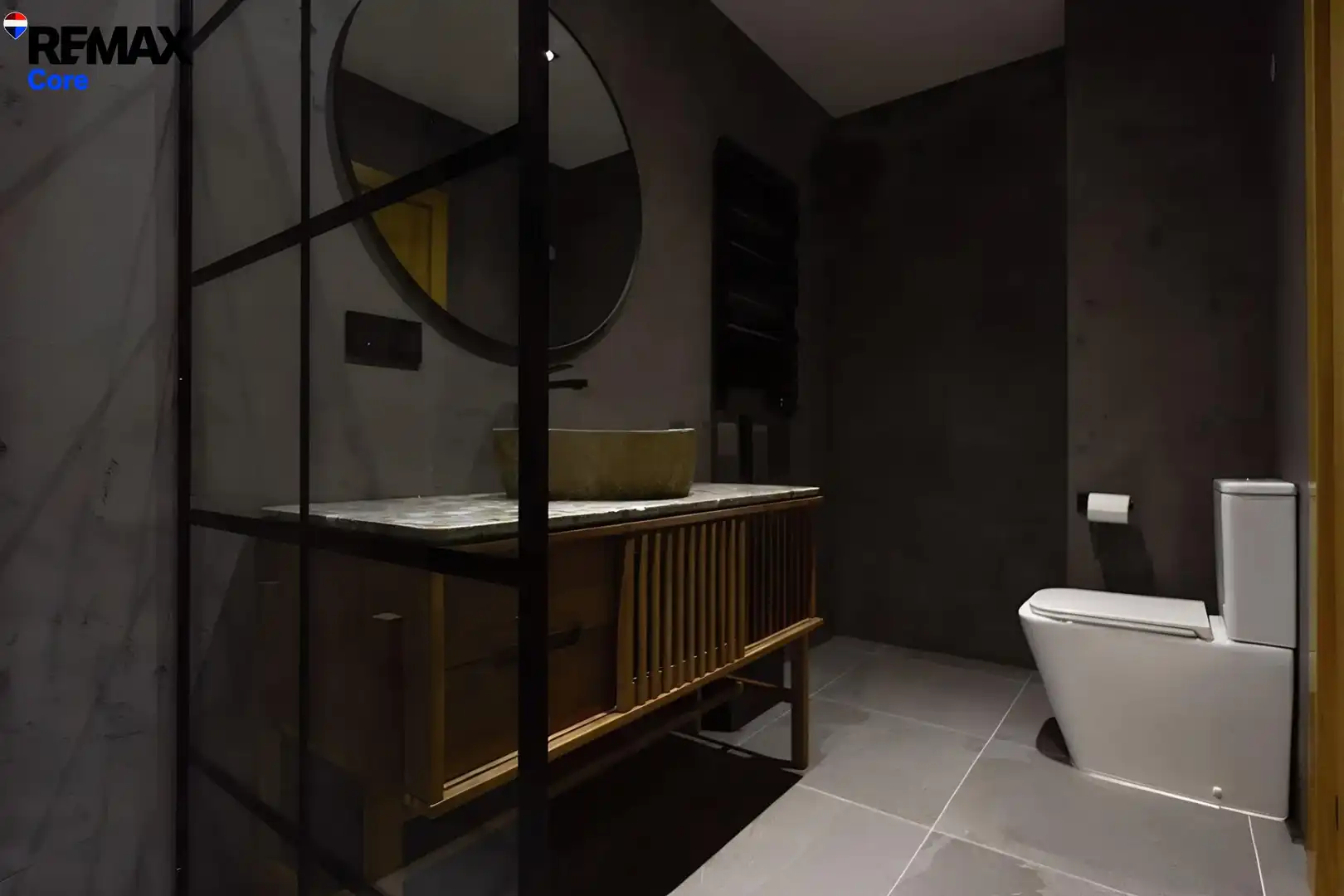 Badezimmer von Wohnung zum Verkauf in Marbella mit Klimaanlage, Heizung und Privatgarten