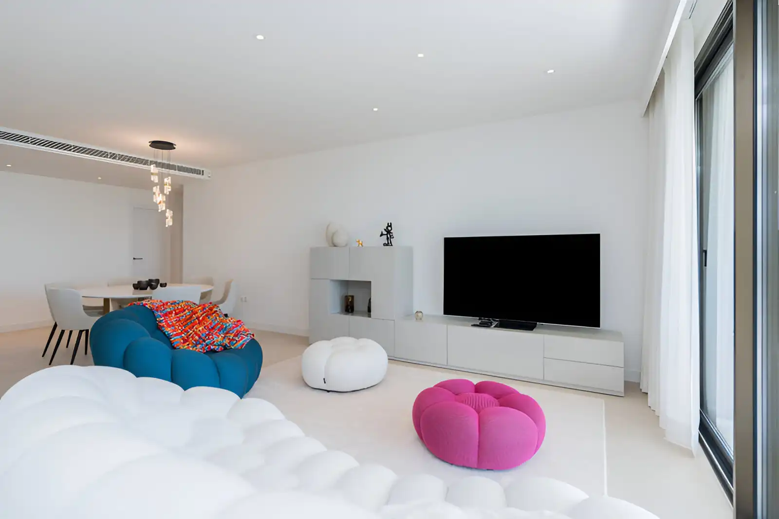 Wohnzimmer von Erdgeschoss zum Verkauf in Casares mit Klimaanlage, Privatgarten und Terrasse