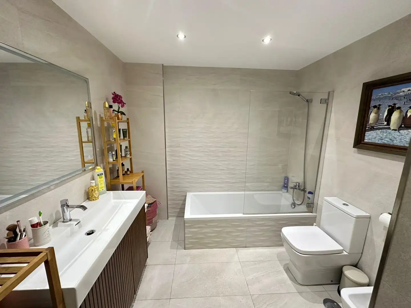 Badezimmer von Einfamilien-Reihenhaus zum Verkauf in Los Barrios mit Klimaanlage, Heizung und Privatgarten