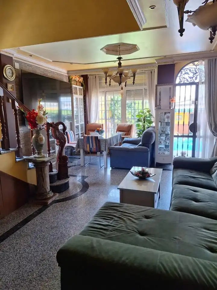 Sala de estar de Casa o chalet en venta en Alcalá de Guadaira con Aire acondicionado, Jardín privado y Terraza