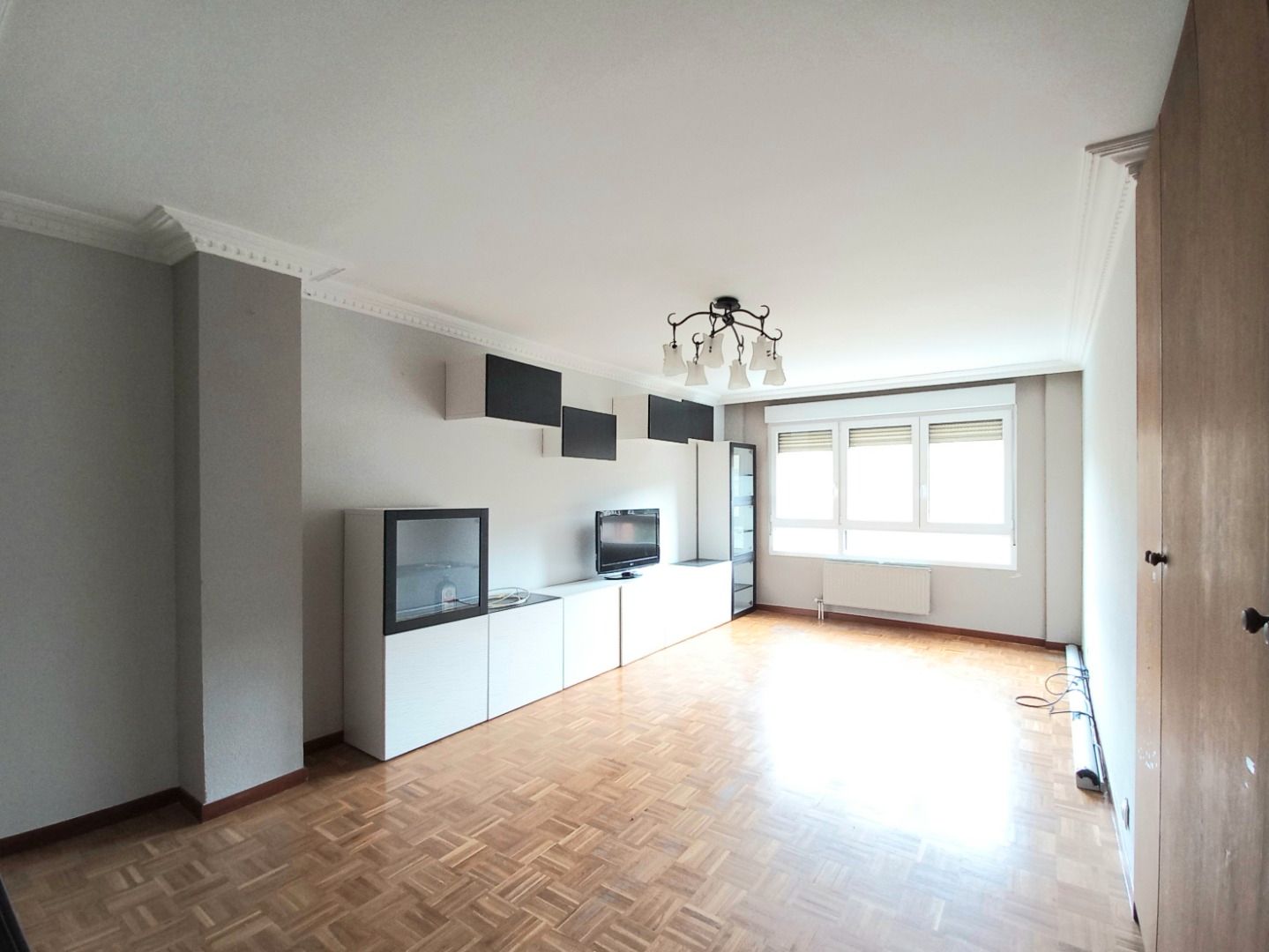 Sala de estar de Piso en venta en Burgos Capital con Calefacción, Parquet y Trastero