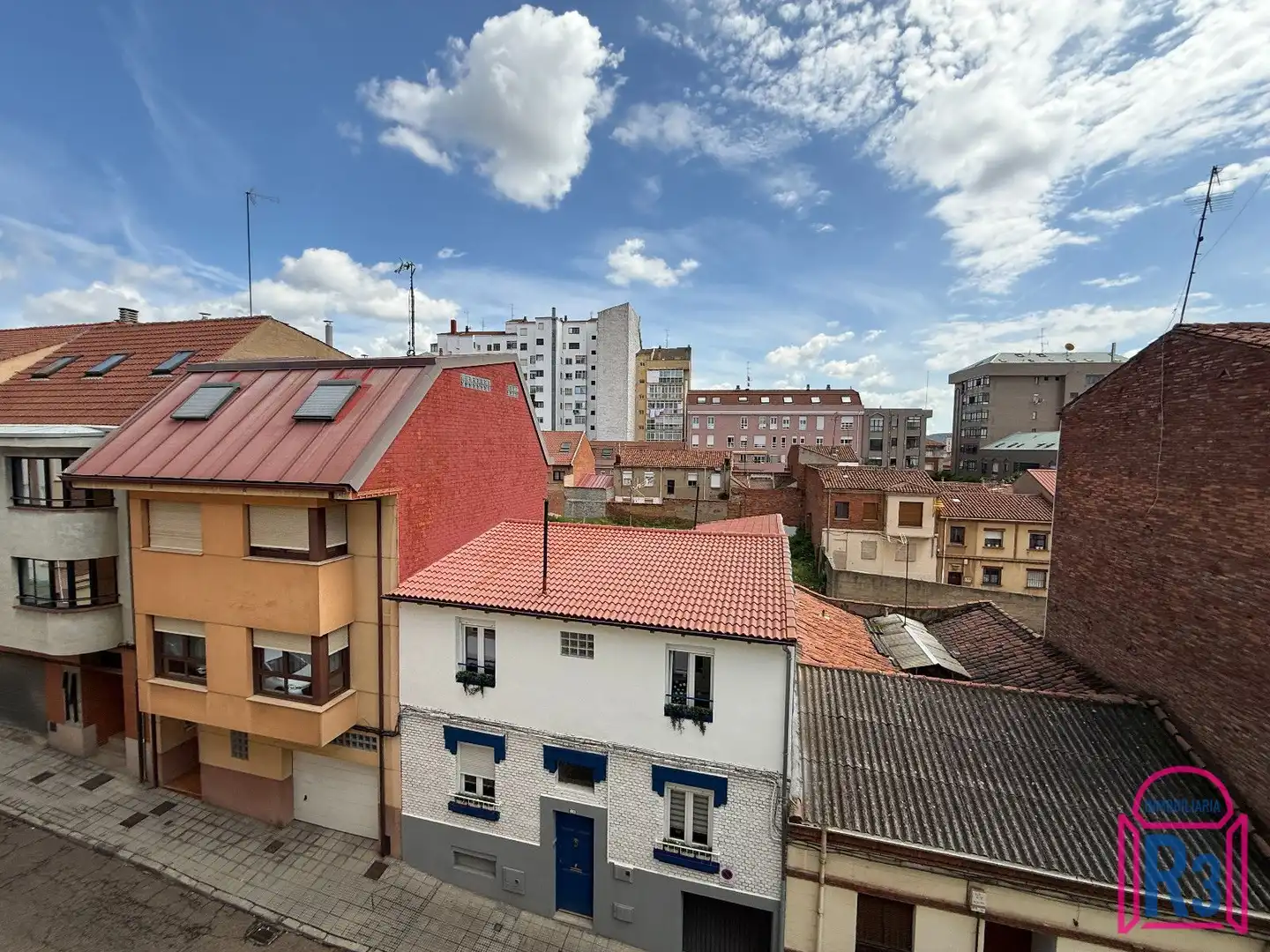 Vista exterior de Piso en venta en León Capital 