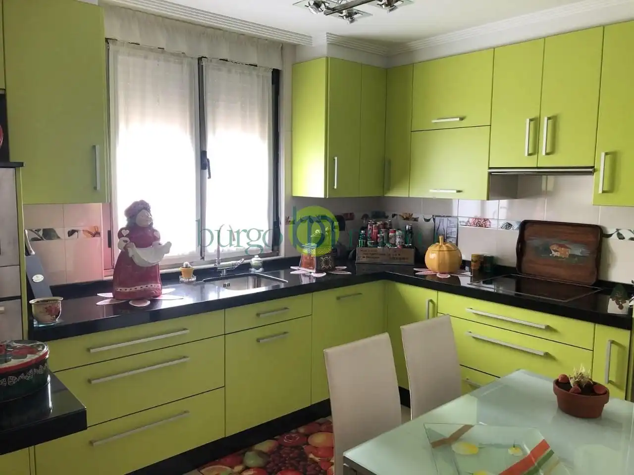 Cuina de Casa o xalet en venda en León Capital  amb Calefacció i Parquet