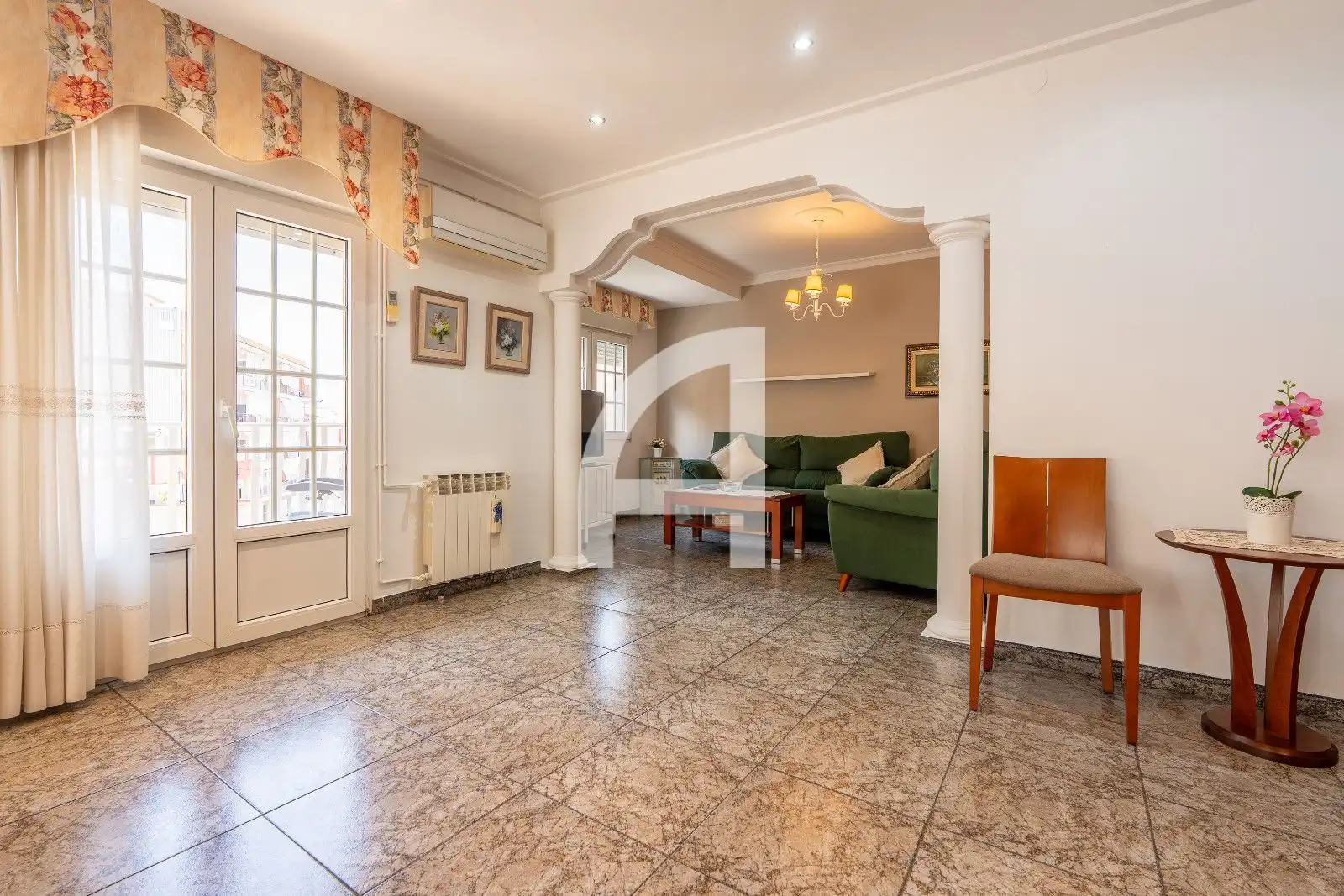 Sala de estar de Piso en venta en Sant Joan Despí con Calefacción y Terraza