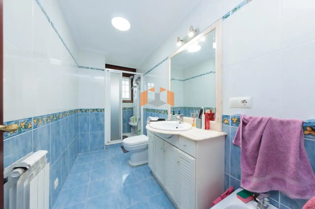Bathroom of Houses for sale in Vigo   with Heating, Private garden and Parquet flooring