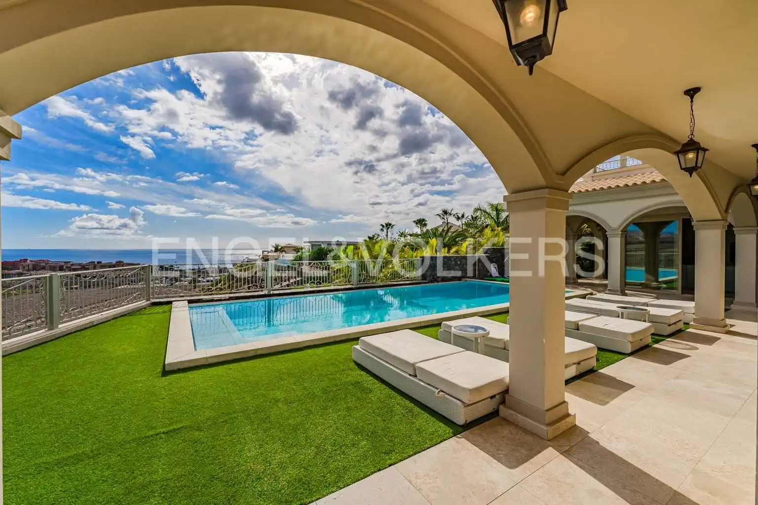 Vista exterior de Casa o xalet en venda en Adeje amb Aire condicionat, Terrassa i Piscina