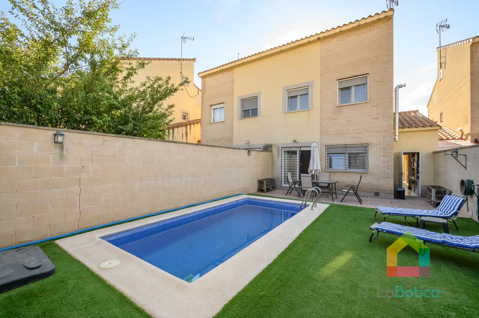 Semi-detached house with pool for sale in Magán