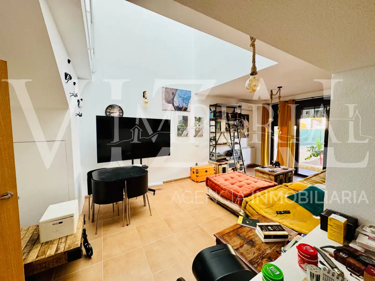 Sala d'estar de Casa adosada en venda en Noez amb Aire condicionat, Calefacció i Jardí privat