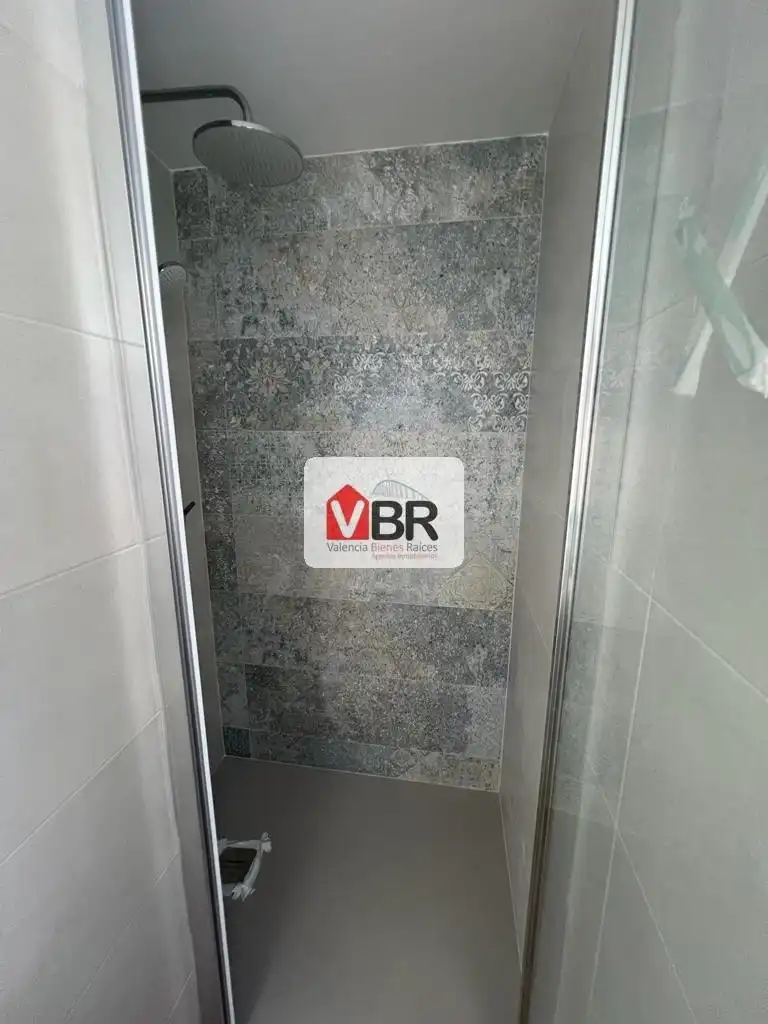 Badezimmer von Wohnung zur Miete in Valencia mit Klimaanlage, Heizung und Terrasse