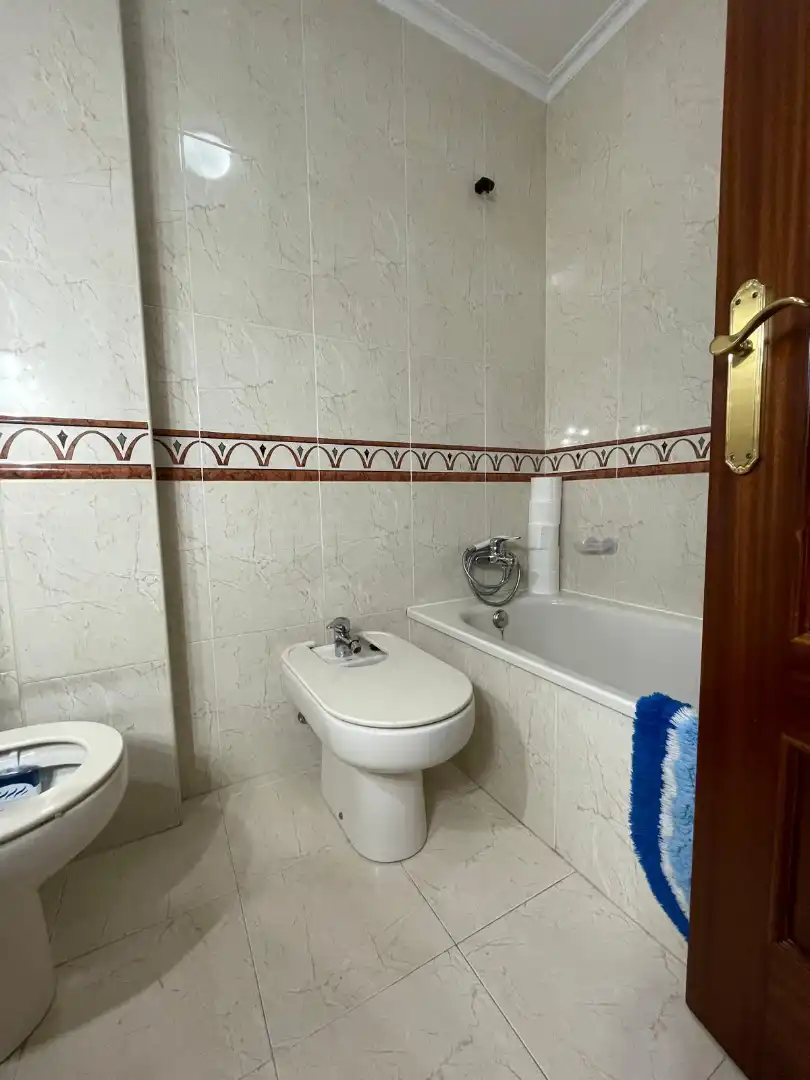 Baño de Apartamento de alquiler en Ferrol con Calefacción, Parquet y Amueblado