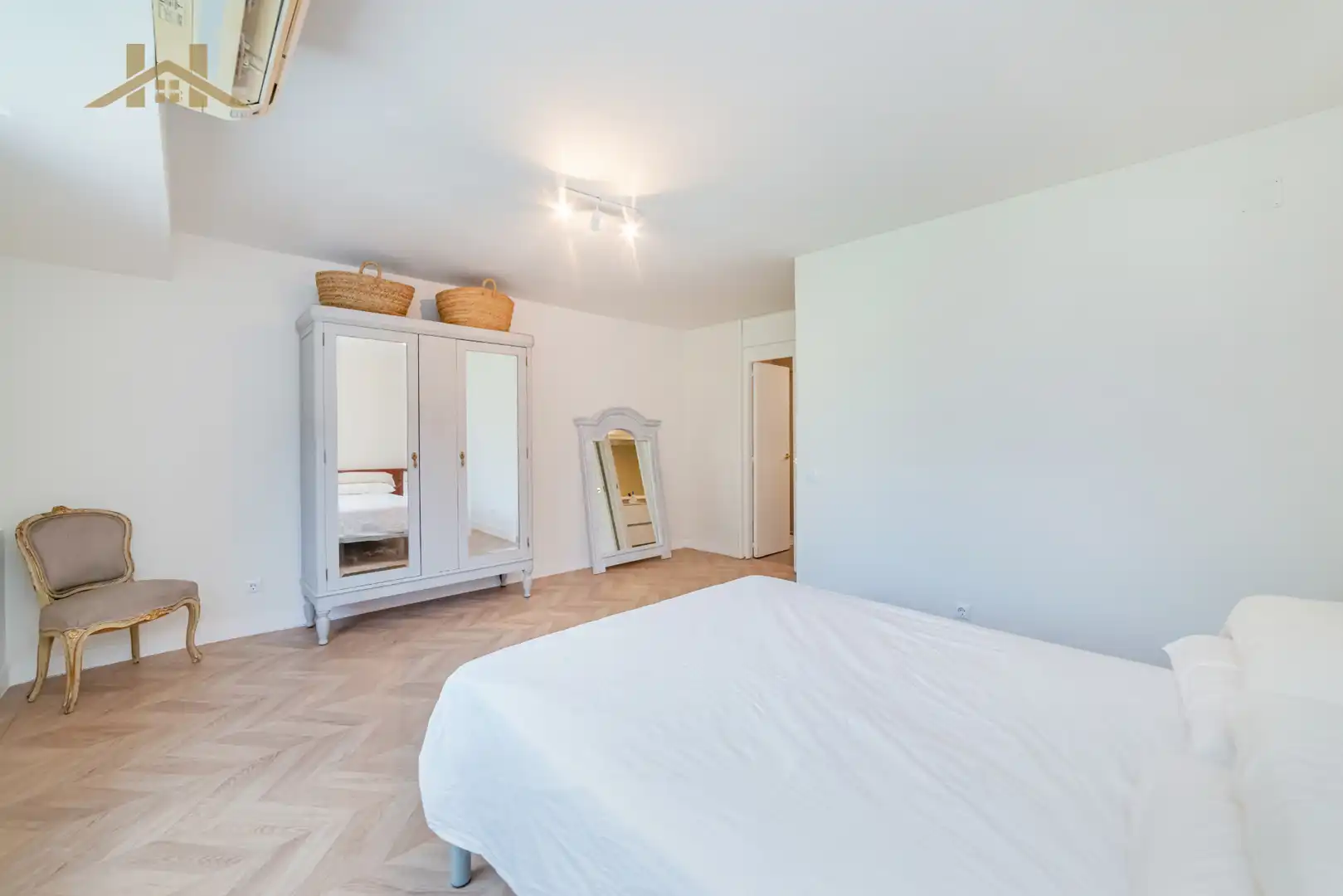 Habitación de Casa adosada en venta en Las Rozas de Madrid con Aire acondicionado, Calefacción y Jardín privado
