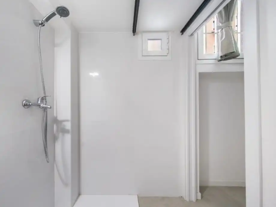 Study for rent in  Madrid Capital  with Air Conditioner