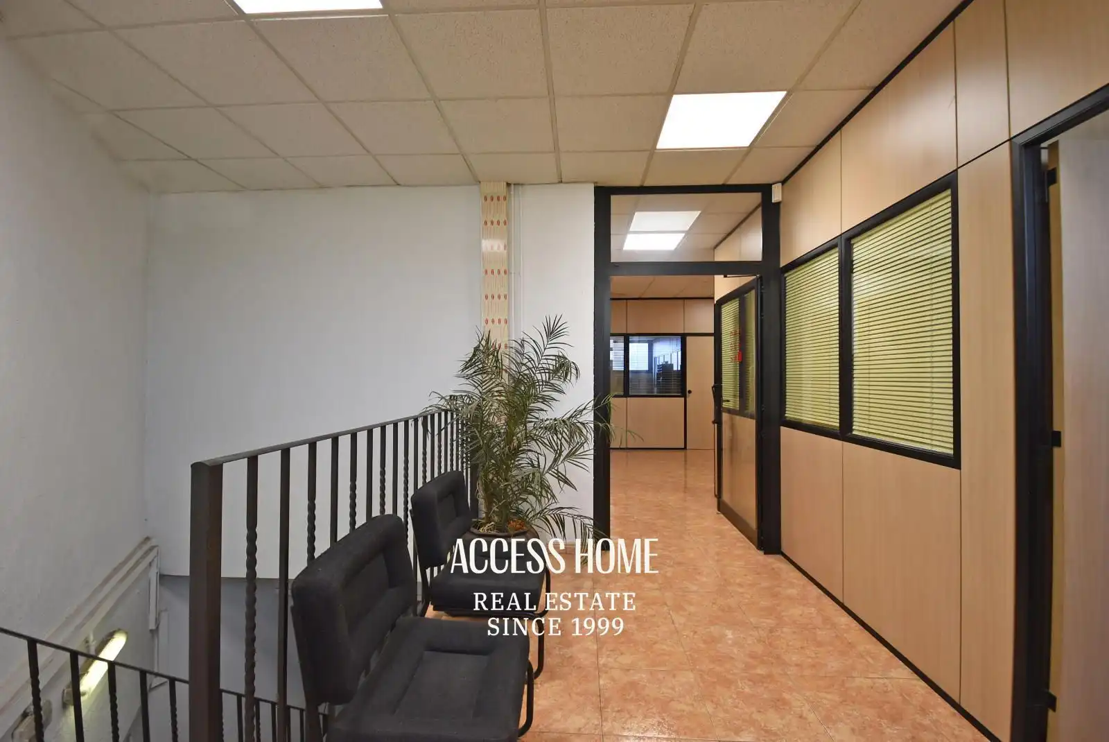 Office for rent in Badalona  with Air Conditioner and Alarm