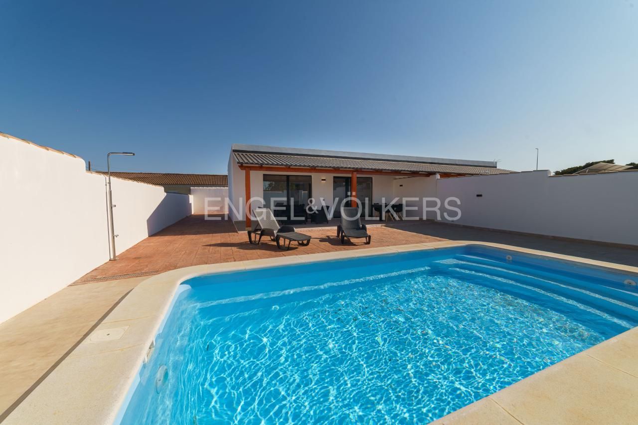 Piscina de Casa adosada de lloguer en Chiclana de la Frontera amb Aire condicionat, Calefacció i Terrassa