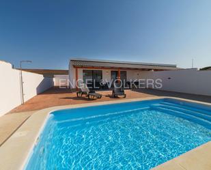 Piscina de Casa adosada de lloguer en Chiclana de la Frontera amb Aire condicionat, Calefacció i Terrassa
