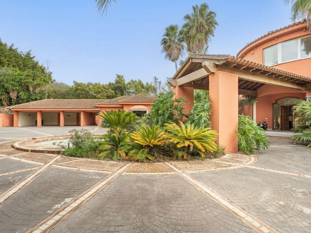 Exterior view of House or chalet for sale in Marbella  with Heating, Terrace and Swimming Pool
