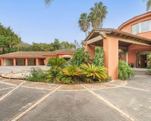 Vista exterior de Casa o xalet en venda en Marbella amb Calefacció, Terrassa i Piscina