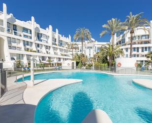 Vista exterior de Àtic en venda en Marbella amb Aire condicionat, Terrassa i Piscina