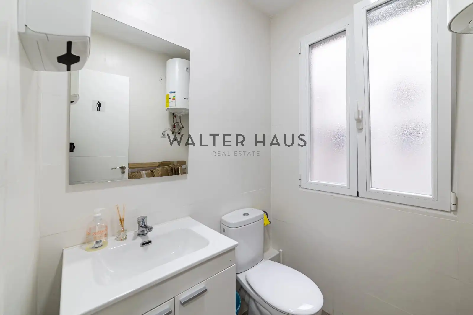 Bathroom of Office for rent in Madrid  with Air Conditioner and Heating