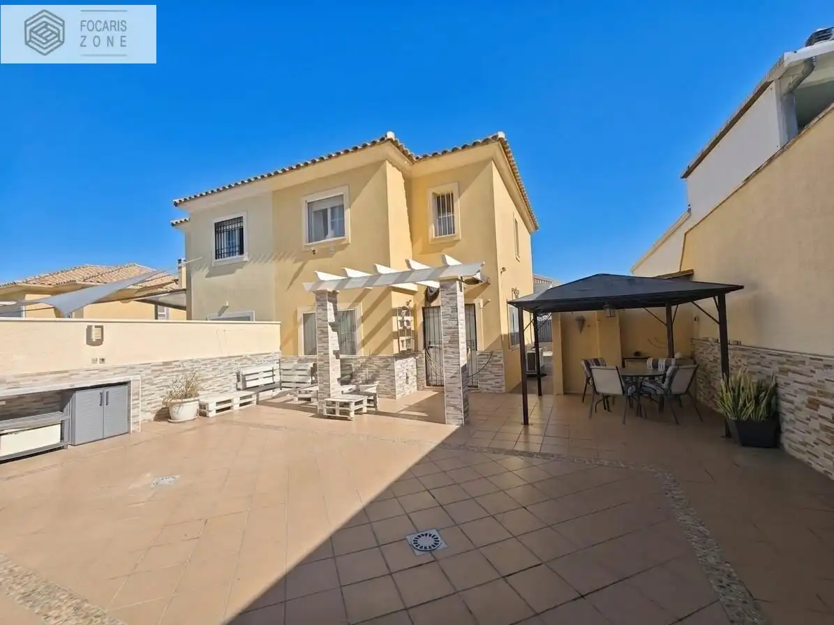 Vista exterior de Casa adosada en venda en Málaga amb Aire condicionat, Calefacció i Jardí privat