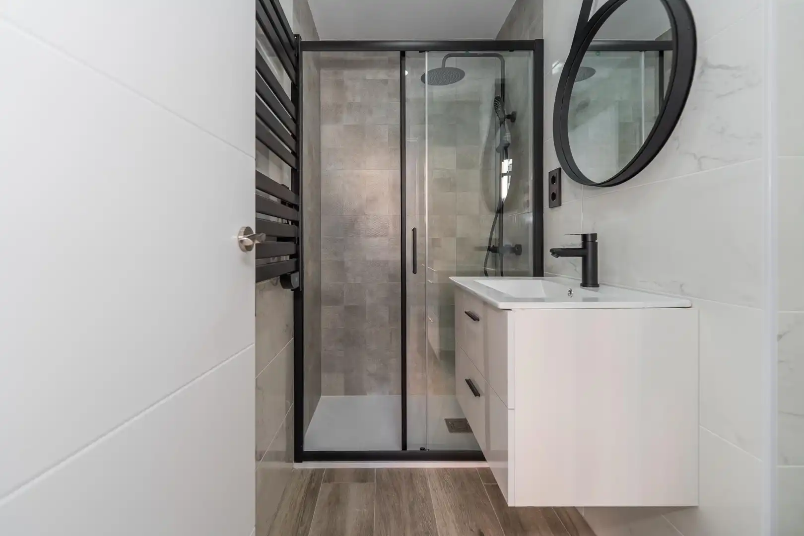Bathroom of Flat for sale in Madrid